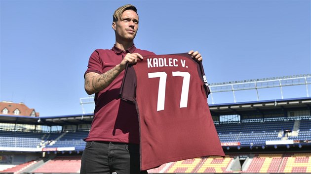 Vclav Kadlec pzuje na stadionu se svm novm dresem po pestupu z dnskho Midtjyllandu do Sparty.