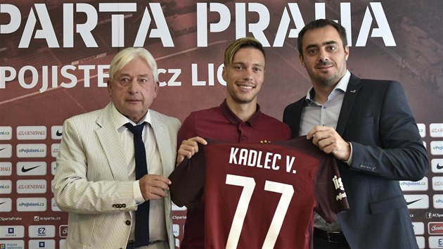 Vclav Kadlec (uprosted) po pestupuje do Sparty pzuje s dresem. Vlevo hrv agent Pavel Paska, vpravo sparansk generln editel Adam Kotalk.