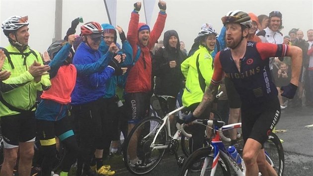 WIGGINS A JEHO BH. Na vrcholu Struggle britsk cyklista imitoval Chrise Frooma na Mont Ventoux.