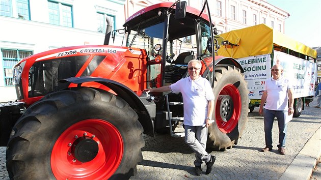 Sentor Jan Veleba vyrazil do kampan ped krajskmi volbami na traktoru. Start se mu ale tak pln nevydail.