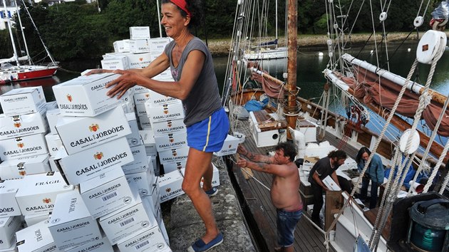 Jedna z plachetnic flotily firmy TransOceanic Wind Transport - norsk lun Lun II. a dodvka portugalskho bio-vna.