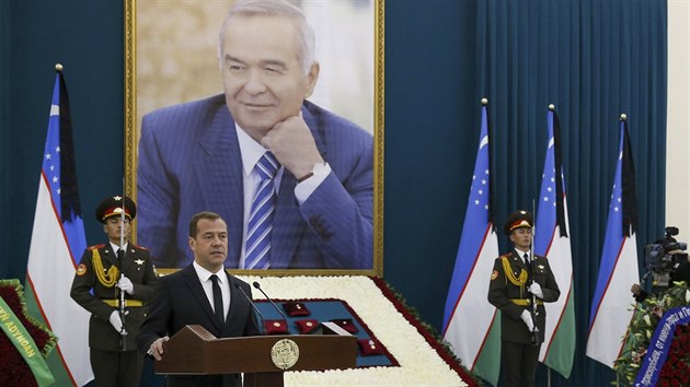 Rusk premir Dmitrij Medvedv pronesl na Karimovov pohbu smuten e.
