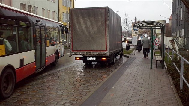 ofi MHD v Plzni denn zavaj situace, kdy zastvky blokuj bezohledn idii.