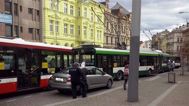 ofi MHD v Plzni denn zavaj situace, kdy zastvky blokuj bezohledn idii.