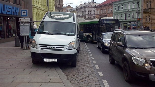 ofi MHD v Plzni denn zavaj situace, kdy zastvky blokuj bezohledn idii.