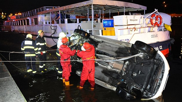 Krtce ped osmou hodinou v pondl veer se projdjc auto pevrtilo z nplavky na bok sten do Vltavy. idii se nic nestalo (6.9.2016)