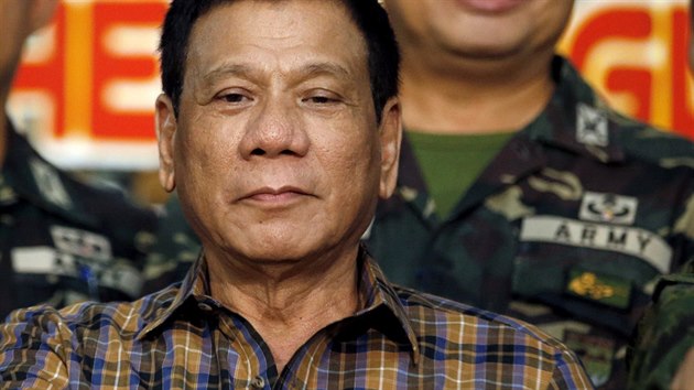 Duterte a jeho znm gesto, se kterm vstoupil i do pedvolebn kampan (1. z 2016).