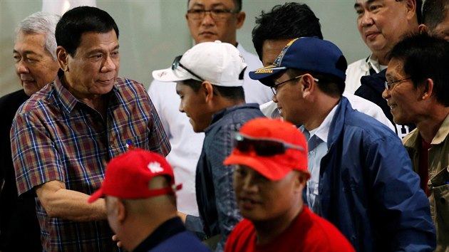 Filipnsk prezident Rodrigo Duterte na letiti pivtal dlnky, kte se vrtili ze Sadsk Arbie. Vyzval je, aby se vyhbali drogm (1. z 2016).