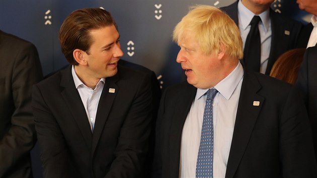 Rakousk ministr zahrani Sebastian Kurz (vlevo) s britskm ministrem zahrani Borisem Johnsonem na schzce ministr zahrani zem evropsk osmadvactky v Bratislav (3. z 2016).