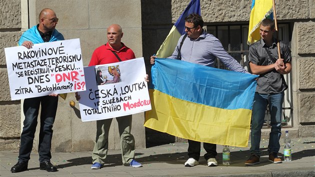 Bhem oteven Zastupitelskho centra Donck lidov republiky ped hotelem protestovala i skupinka demonstrant