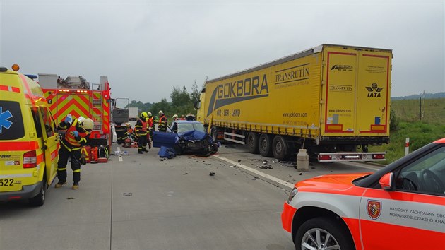 Hasii odklzej nsledky nehody, pi kter se na dlnici D1 u Blova na Novojinsku srazilo osobn auto autokoly s polskm kamionem.