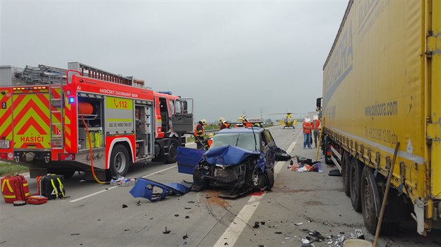 Hasii odklzej nsledky nehody, pi kter se na dlnici D1 u Blova na Novojinsku srazilo osobn auto autokoly s polskm kamionem.