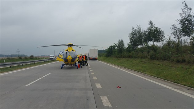 U dopravn nehody, pi kter se na dlnici D1 u Blova na Novojinsku srazilo osobn auto autokoly s polskm kamionem, zasahoval tak vrtulnk.
