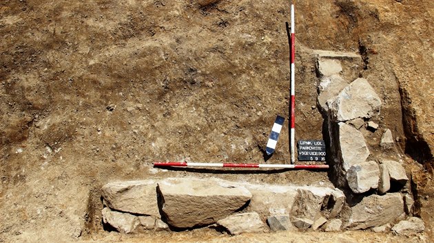Torzo kamenn obezdvky pozdn stedovkho suternu, kter objevili archeologov pi przkumu budoucho parkovit v Lipnku nad Bevou.