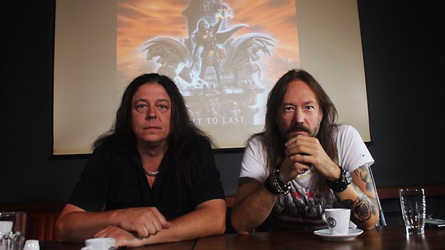 Kytarista Pontus Norgren (vlevo) a zpvk Joacim Cans z kapely Hammerfall