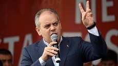 Turecký ministr mládeže a sportu Akif Kiliç hovoří k německým Turkům v Kolíně... Turecký ministr mládeže a sportu Akif Kiliç hovoří k německým Turkům v Kolíně...