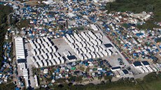 Letecký zábr na tábor migrant v Calais (24. srpna 2016)