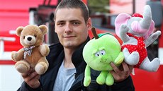 Plyšové hračky jsou nedílnou součástí výbavy hasičských vozů. Pomáhají dětem,... Plyšové hračky jsou nedílnou součástí výbavy hasičských vozů. Pomáhají dětem,...