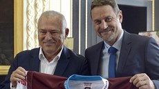 Majitel hokejové Sparty Petr Bříza (vpravo) představuje spolu s Jaroslavem... Majitel hokejové Sparty Petr Bříza (vpravo) představuje spolu s Jaroslavem...
