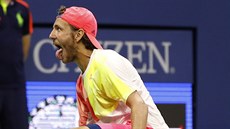 Francouzský tenista Lucas Pouille slaví s vyplazeným jazykem výhru nad Nadalem...