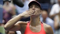 Nmecká tenistka Angelique Kerberová zdraví diváky po postupu do semifinále US...
