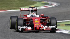 Sebastian Vettel ve Ferrari pi sobotní kvalifikaci na Velkou cenu Itálie.