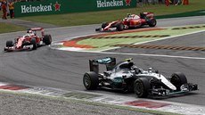 Nmecký jezdec Nico Rosberg v ele VC Itálie ped Sebastianem Vettelem (vlevo)...