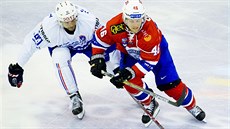 Mathis Olimb (vpravo) z Norska bojuje o puk s Teddym Da Costou, francouzským... Mathis Olimb (vpravo) z Norska bojuje o puk s Teddym Da Costou, francouzským...