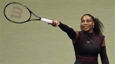 Amerianka Serena Williamsová mává fanoukm v utkání proti Karolín Plíkové.