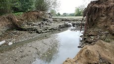 Na majitele rybníka ve Slavíkovicích na Třebíčsku čeká oprava hráze. V té je... Na majitele rybníka ve Slavíkovicích na Třebíčsku čeká oprava hráze. V té je...