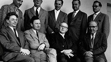 Na fotce z roku 1951 sedí Erwin Komenda (první sedící zleva) na nejestnjím...