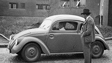 Zakladatel automobilky Ferdinand Porsche pihlíí jízd prototypu brouka....