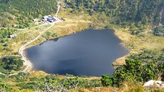 Jezero May Staw s turistickou chatou v polské ásti Krkono