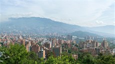 Typický Medellín  slunce, hory a cihly