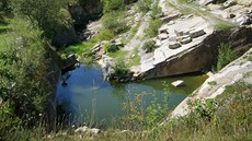 V bývalém zbuzanském lomu se mramor přestal těžit na konci minulého století. V bývalém zbuzanském lomu se mramor přestal těžit na konci minulého století.