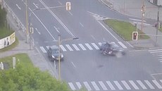 Na červenou a bez řidičáku. Nehoda motorkáře s osobním vozem v Havířově Na červenou a bez řidičáku. Nehoda motorkáře s osobním vozem v Havířově