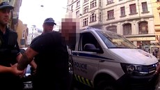Strážníci zadrželi muže, který v centru Prahy hajloval a provolával rasistická... Strážníci zadrželi muže, který v centru Prahy hajloval a provolával rasistická...