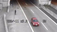 Opilec na kole zastavil provoz v Cholupickém tunelu Opilec na kole zastavil provoz v Cholupickém tunelu