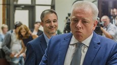Ministr vnitra Milan Chovanec se členem sněmovní komise Martinem Lankem z... Ministr vnitra Milan Chovanec se členem sněmovní komise Martinem Lankem z...