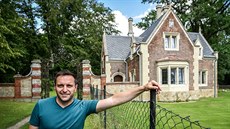 Současný starosta Šilheřovic Radek Kaňa stojí u vilky pocházející z... Současný starosta Šilheřovic Radek Kaňa stojí u vilky pocházející z...