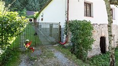 V chalupě v osadě Údolí zavraždil muž svou manželku a pak zabil i sebe. V chalupě v osadě Údolí zavraždil muž svou manželku a pak zabil i sebe.