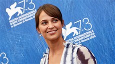 Hereka Alicia Vikanderová pijela na MFF v Benátkách 2016 s filmem Svtlo mezi...