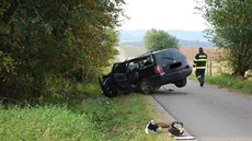 Pi nárazu auta do stromu zemeli na Blanensku dva lidé (3. záí 2016).