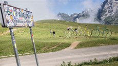 Mýtický pyrenejský vrchol Col de l´Aubisque leží ve výšce 1710 metrů. Už v roce... Mýtický pyrenejský vrchol Col de l´Aubisque leží ve výšce 1710 metrů. Už v roce...