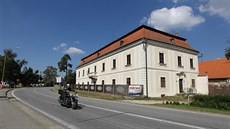 Zámek v Litohoři stojí hned u hlavní silnice. Zámek v Litohoři stojí hned u hlavní silnice.