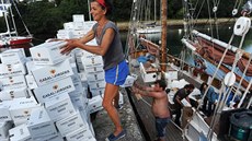 Jedna z plachetnic flotily firmy TransOceanic Wind Transport - norský člun Lun... Jedna z plachetnic flotily firmy TransOceanic Wind Transport - norský člun Lun...
