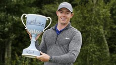 Rory McIlroy s trofejí pro vítěze turnaje Deutsche Bank Championship. Rory McIlroy s trofejí pro vítěze turnaje Deutsche Bank Championship.