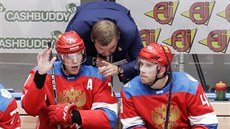Ruský trenér Oleg Znarok pi konzultaci s Jevgenijem Malkinem a Nikolajem...