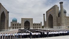 Smuteční shromáždění na náměstí v Samarkandu, kde se prezident Uzbekistánu... Smuteční shromáždění na náměstí v Samarkandu, kde se prezident Uzbekistánu...