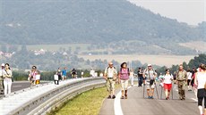 Lidé si mohli prohlédnout poslední nedokončený úsek dálnice D8 mezi Lovosicemi... Lidé si mohli prohlédnout poslední nedokončený úsek dálnice D8 mezi Lovosicemi...